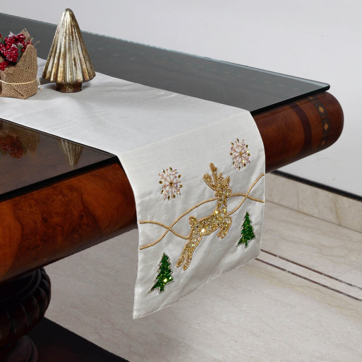 Holly sleigh table runner